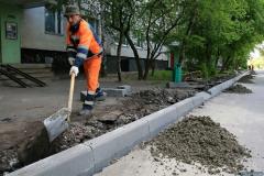 В Курске не ремонтируют разбитую дорогу без тротуара к 7 девятиэтажкам